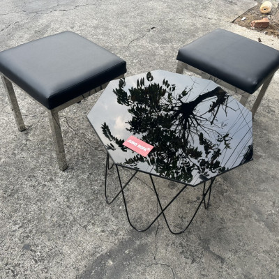 (GIẢM SÂU) Bộ ghế ngồi chờ chân inox, nệm ngồi bọc da 45 x 45 x 45 cm Juno Sofa tặng kèm bàn trà kính Phi 60 cm x cao 45 cm