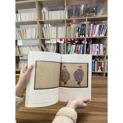 Nghệ Thuật Minh Họa Áo Mũ Thời Nguyễn Đầu Thế Kỷ XX  - Bản Quyền