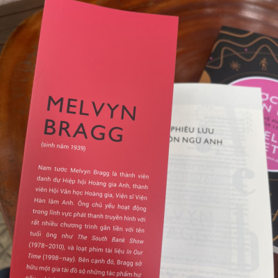 CUỘC PHIÊU LƯU CỦA NGÔN NGỮ ANH – Tiểu sử Anh ngữ từ năm 500 đến năm 2000