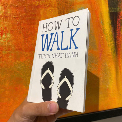 Sách - How to Walk (Mindfulness Essentials) by Thich Nhat Hanh / English Book / Sách Ngoại văn Nhập khẩu