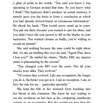 A Minute To Midnight (An Atlee Pine Thriller, 2)