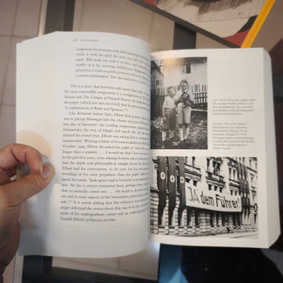 Sách - Kissinger: 1923-1968: The Idealist by Niall Ferguson - Biography /History /Nonfiction in English