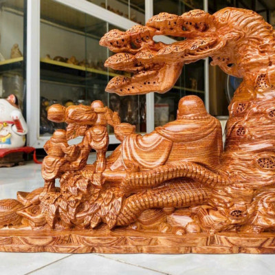 Tượng điêu khắc phật di lặc tam phúc ngự gốc cây tùng bằng gỗ hương đá đẹp long lanh kt 45×32×15cm