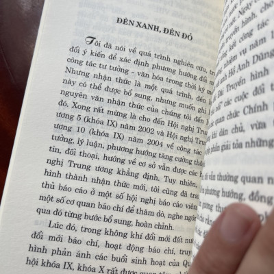 [tuyển tập báo chí bút chiến HỮU THỌ] ĐÈN XANH ĐÈN ĐỎ – NXB CTQG Sự Thật