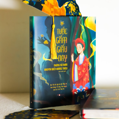 (Tặng bookmark quạt quân vương) (Ấn bản bìa cứng in 200c kỉ niệm) TƯỚC GẤM GIẤU ĐAY – Nhiều tác giả – Linh Lan Books