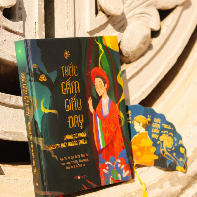 (Tặng bookmark quạt quân vương) (Ấn bản bìa cứng in 200c kỉ niệm) TƯỚC GẤM GIẤU ĐAY – Nhiều tác giả – Linh Lan Books