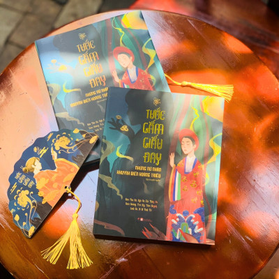 Sách - Tước Gấm Giấu Đay (Bản thường: bìa mềm, tựa sách in nhũ vàng, tặng bookmark hình quạt)