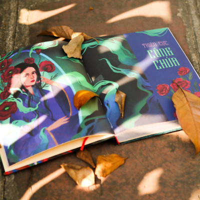 (Tặng bookmark quạt quân vương) (Ấn bản bìa cứng in 200c kỉ niệm) TƯỚC GẤM GIẤU ĐAY – Nhiều tác giả – Linh Lan Books