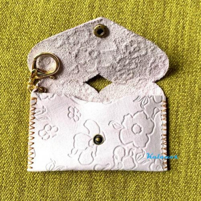 Ví nữ mini móc khóa nhỏ gọn da bò cao cấp handmade với nắp cách điệu hình trái tim độc đáo KMKN40-Hong