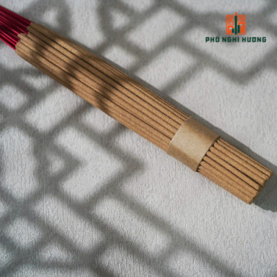Nhang sạch Thảo Mộc An Lành - Phổ Nghi Hương mùi hương ngọt nhẹ, có tính ấm nóng giúp xây đắp không gian thờ phụng thêm phần ấm cúng, trang nghiêm