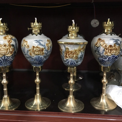 Đèn dầu thờ gốm Bát Tràng khắc hoa sen