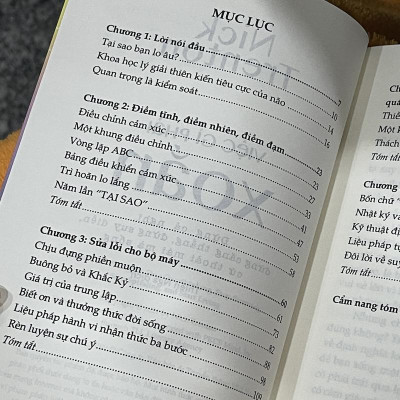 Sách -Việc gì phải xoắn: Đừng cả nghĩ đừng căng thẳng đừng suy diễn cứ thoải mái mà sống (Nhã Nam HCM)
