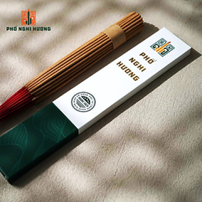 Nhang sạch Thảo Mộc An Lành - Phổ Nghi Hương mùi hương ngọt nhẹ, có tính ấm nóng giúp xây đắp không gian thờ phụng thêm phần ấm cúng, trang nghiêm