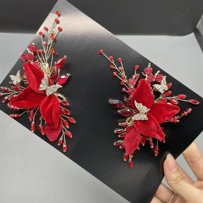 Cài tóc cô dâu hoa nhung đỏ đính bướm vàng