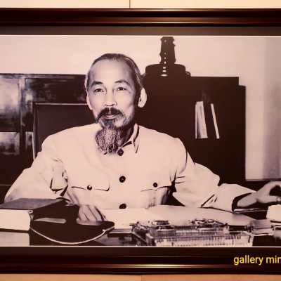 Ảnh gốc đen trắng -Bác Hồ ngồi làm việc (KT 60*80cm)