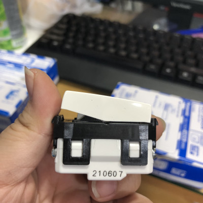 Công tắc D Panasonic WEV-5033-7SW (2 cực) dòng Wide có đèn báo - Hàng chính hãng