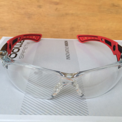 KÍNH BẢO HỘ BOLLÉ RUSH PLUS TRÒNG TRONG HOẶC XÁM KHÓI, Lớp phủ Platinum chống xước và sương mù, Bảo vệ 99,9% tia UVA / UVB