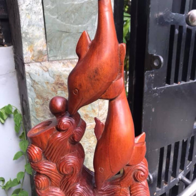 Tượng Gỗ Ống Đựng Bút Gỗ Gõ Chạm Hình 2 Con Cá Heo May Mắn TRANG TRÍ VÀ ĐỂ BÚT XINH LẮM cao 36cm x ngang 18cm x sâu 7cm đẹp lạ CÁ HEO BIỂU TƯỢNG SỰ MAY MẮN ạ