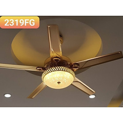 Quạt trần có đèn trao đèn bằng thủy tinh trang trí cho phòng khách, với phong khách cổ điển và hiện đại kết hợp