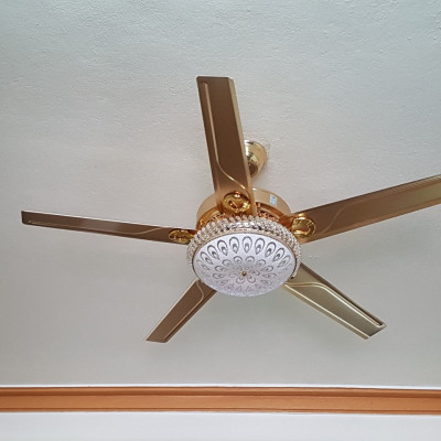 Quạt trần có đèn trao đèn bằng thủy tinh trang trí cho phòng khách, với phong khách cổ điển và hiện đại kết hợp