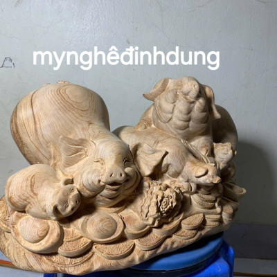 Tượng gia đình lợn phong thủy bằng gỗ  ngọc Am thơm nức 39x18x22cm