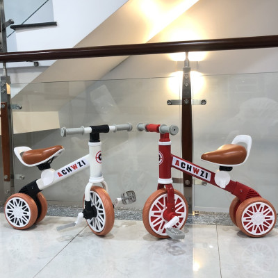 Xe Chòi Chân Thăng Bằng Cho bé Kèm Bàn Đạp Xe Chòi Chân Khuyến Mãi Các Hãng/Motion - Giao ngẫu nhiên