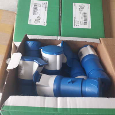 Ổ cắm nối công nghiệp 3P - PKF32M423 Schneider