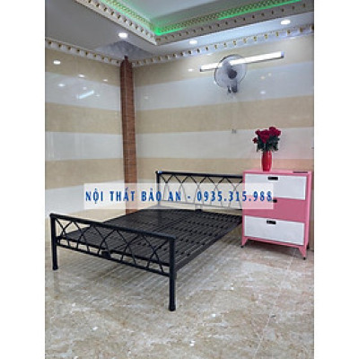 Giường sắt kiểu đan chéo 1m4x2m 