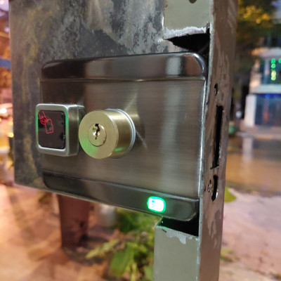 Bộ khóa cổng điện tử mở cửa = thẻ từ kết hợp chuông báo động quên đóng cửa ( Hàng nhập khẩu)