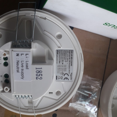 Hàng chính hãng - SAE-UE-MS-CSAWE Schneider Cảm biến chuyển động hồng ngoại