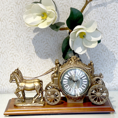 Đồng hồ Để bàn Rhythm CRH229NR18 Kt 48.5 x 24.5 x 18.5cm, 3.6kg. Vỏ polyresin / gỗ. Dùng Pin.