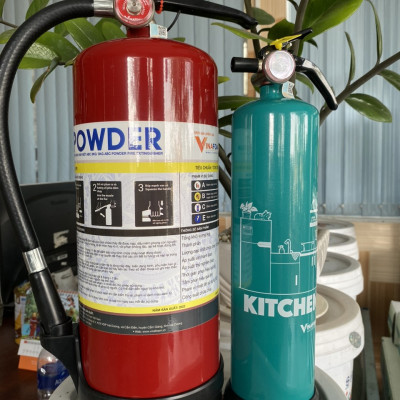 Bình chữa cháy bột ABC 4kg Vinafoam V4-P có tem kiểm định đạt công suât dập tắt 2A55B