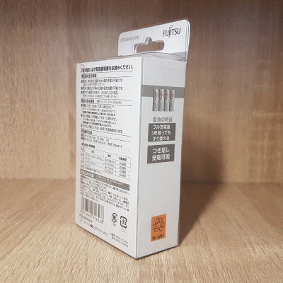 Box sạc kèm 4 pin AA Fujitsu HR-3UTC 1900mAh hàng nội địa box Nhật - made in JAPAN (trắng) Hàng Nhập Khẩu