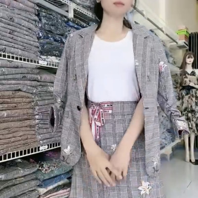 Set vest công sở và chân váy thêu vintage retro.