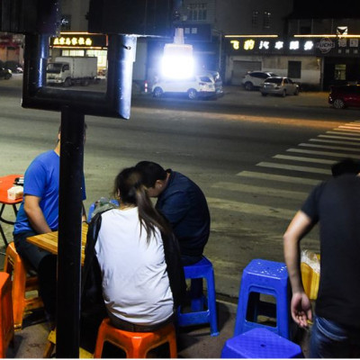 Đèn năng lượng mặt trời di động có điều khiển