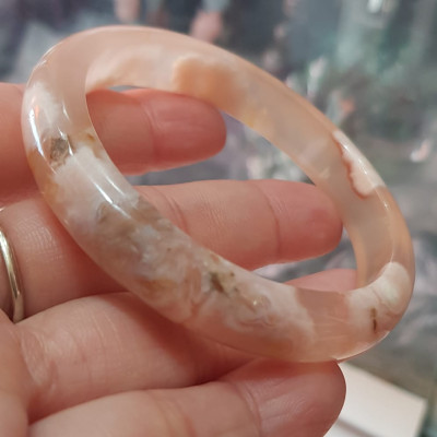 Vòng tay Nữ Bản Hẹ Mới Đá Mã Não Bông Tuyết Hồng nhẹ trắng trong bóng quá đẹp luôn ạ Vòng Ni 53mm  x Cao 11mm x dầy 7mm Nữ Cân nặng 52kg - 55kg đeo xinh tay đẹp lắm ạ