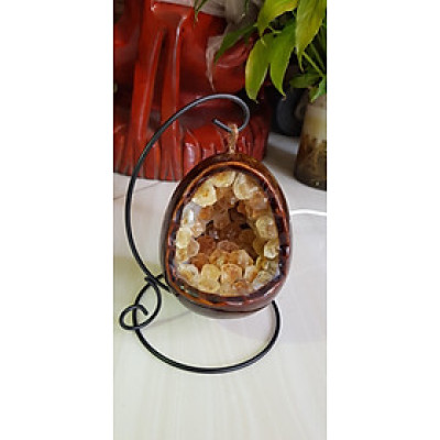 Miếng thạch anh Vàng tự nhiên hốc sâu có đế kiểu có đèn điện công dụng hút tài lộc cả chân Cao 16cm đk 12cm miếng Vàng cao 10cm đk 8cm Anh Chị để bàn trang trí nhà bàn thờ Thần Tài và treo trong phòng làm đèn ngủ may mắn màu Vàng Anh thật sự rất tốt đẹp ạ