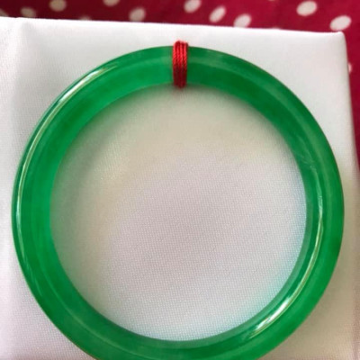 CHIẾC VÒNG TAY PHONG THỦY ĐÁ CẨM THẠCH LÝ ĐẸP K 54MM x DẦY 8MM  MÀU XANH LÁ ĐỀU BÓNG ĐẸP NỮ MỆNH HỎA MỘC  NỮ CÂN NẶNG 53kg đến 64kg Đeo Đẹp Tay ạ