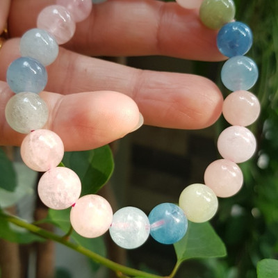 Chiếc Vòng Beryl đa sắc màu tự nhiên hạt size 9mm màu sáng bóng thiệt đẹp rẻ ạ
