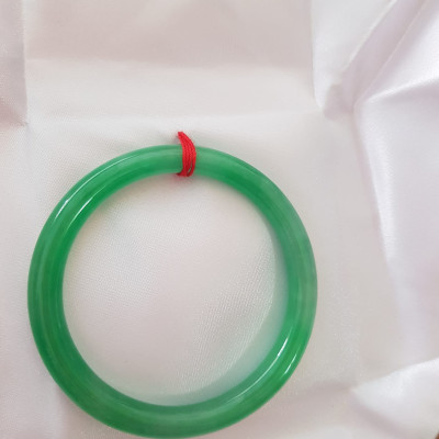 Vòng cẩm thạch Lý T 54mm x Dầy 7mm  Màu Xanh lá tươi bóng mảnh khảnh đẹp  hợp Nữ mệnh Mộc Hỏa 53kg - 62kg đeo ạ