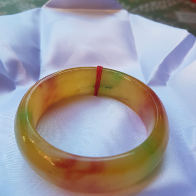 Vòng Tay Bản Hẹ Vàng Đỏ tươi bóng đẹp Size 59mm x cao 19mm x dầy 9mm  Chất liệu đá cẩm thạch  Hợp Nam Nữ mệnh Thổ mệnh Kim 60kg - 68kg đeo đẹp ạ