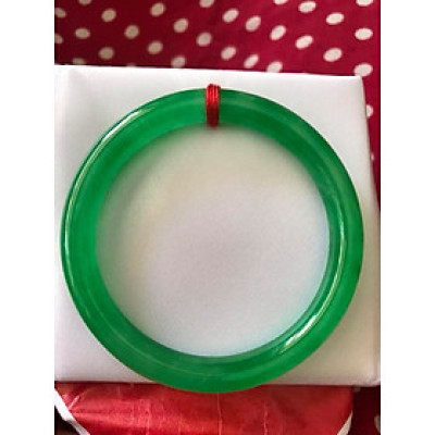 CHIẾC VÒNG TAY PHONG THỦY ĐÁ CẨM THẠCH LÝ ĐẸP K 54MM x DẦY 8MM  MÀU XANH LÁ ĐỀU BÓNG ĐẸP NỮ MỆNH HỎA MỘC  NỮ CÂN NẶNG 53kg đến 64kg Đeo Đẹp Tay ạ