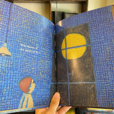 Sách - The Moon of Kyiv by Gianni Rodari | English Children Picture Book / Hardcover / Ngoại văn