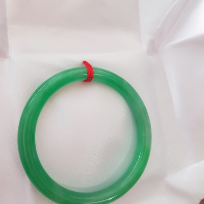 Vòng cẩm thạch Lý T 54mm x Dầy 7mm  Màu Xanh lá tươi bóng mảnh khảnh đẹp  hợp Nữ mệnh Mộc Hỏa 53kg - 62kg đeo ạ