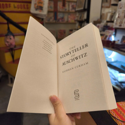 Sách - The Storyteller of Auschwitz: A gripping World War Two historical novel by Siobhan Curham