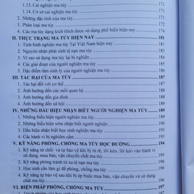 Sách Tài Liệu Tuyên Truyền Về Công Tác Giáo Dục An Toàn Giao Thông, Phòng Chống Tệ Nạn MaTúy Và Bạo Lực Học Đường Trong Nhà Trường - V2527T