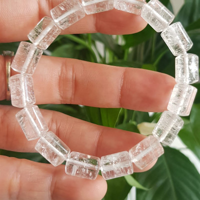 Vòng tay đá thạch anh trắng trong khúc mới đẹp size hạt 8mm x dài 11mm Chất liệu đá thạch anh trắng tự nhiên Rất hợp nữ mệnh kim mệnh Thủy các anh nam thích đeo vòng tay hạt size nhỏ thì đây ạ 