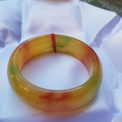 Vòng Tay Bản Hẹ Vàng Đỏ tươi bóng đẹp Size 59mm x cao 19mm x dầy 9mm  Chất liệu đá cẩm thạch  Hợp Nam Nữ mệnh Thổ mệnh Kim 60kg - 68kg đeo đẹp ạ