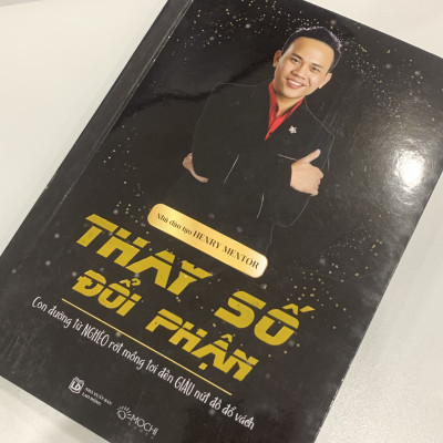 Sách - Thay số đổi phận: Con đường từ nghèo rớt mồng tơi đến giàu nứt đố đổ vách