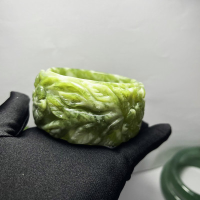 Vòng tay ngọc chạm hoa bản cối size 5.4cm của Xưởng chế tác Đá Phong Thủy Mỹ Nghệ An An